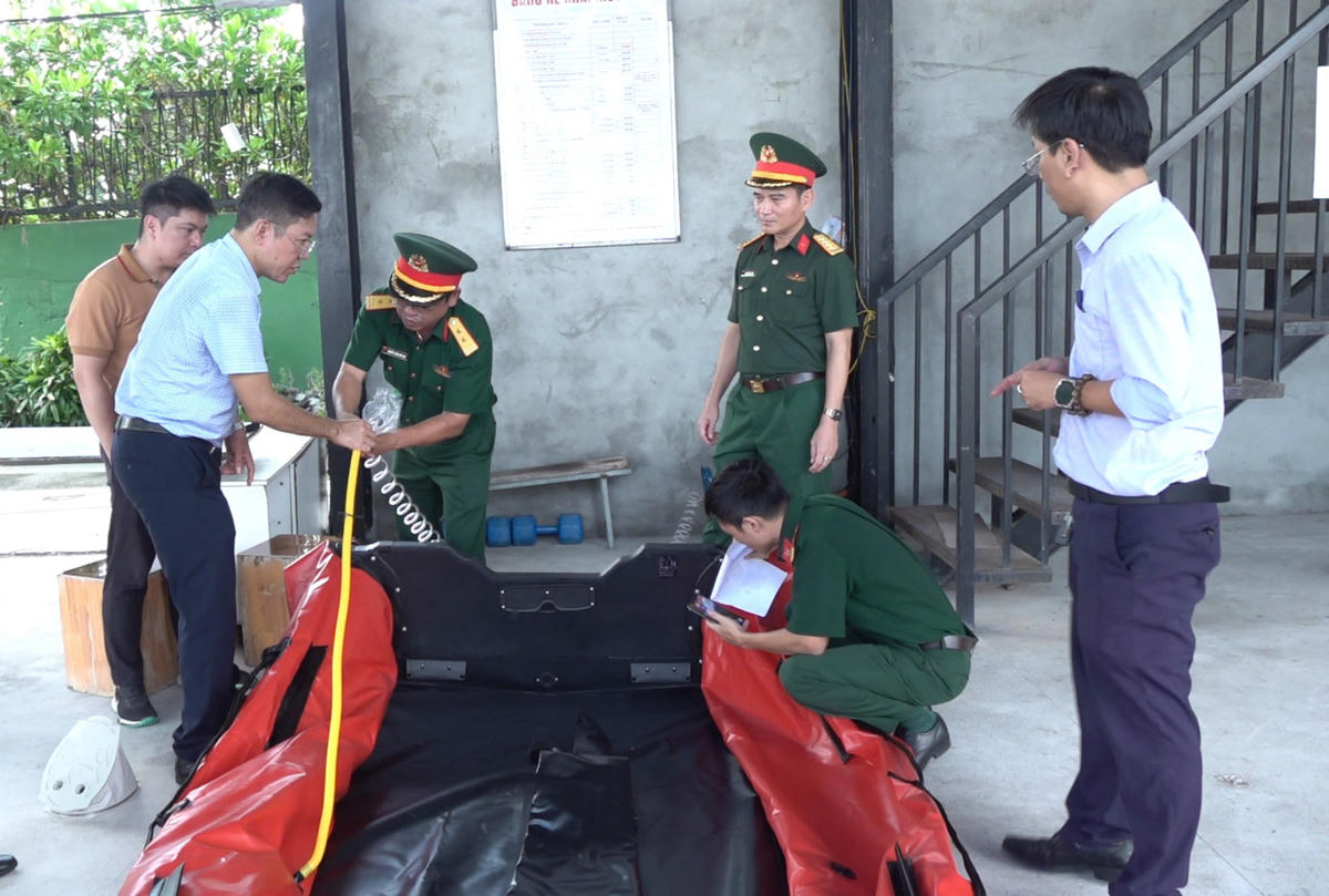 Lực lượng chức năng TP Đà Nẵng kiểm tra xuồng ca nô sẵn sàng cứu hộ, cứu nạn khi thiên tai xảy ra. Ảnh: NT.