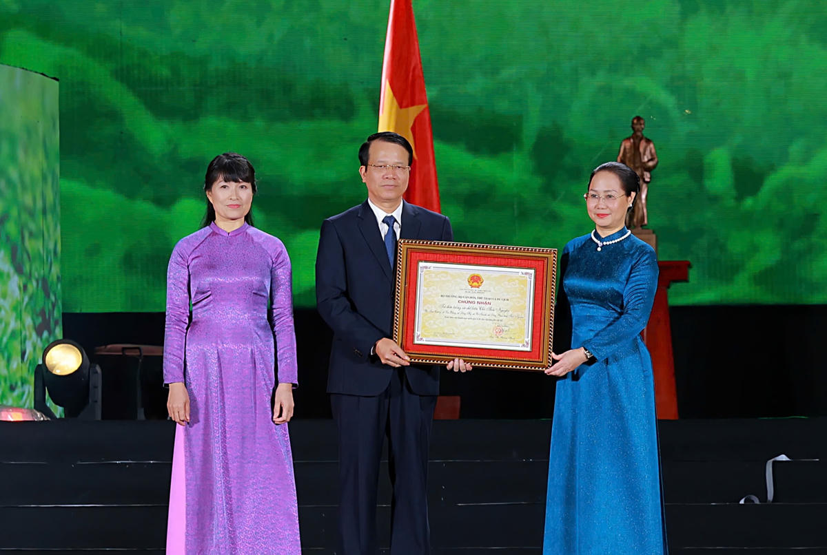 Bà Lâm Thị Phương Thanh, Bộ trưởng Bộ Văn hóa, Thể thao và Du lịch trao Chứng nhận ghi danh “Tri thức trồng và chế biến chè Thái Nguyên” vào Danh mục Di sản văn hóa phi vật thể quốc gia cho tỉnh Thái Nguyên.