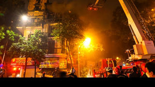 Hà Nội: Lửa bùng cháy dữ dội tại 5 ngôi nhà phố cổ lúc nửa đêm