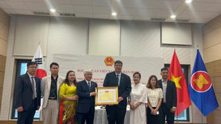 Chủ tịch Đỗ Văn Chiến và đoàn cấp cao Ủy ban Trung ương Mặt trận Tổ quốc Việt Nam làm việc với Hiệp hội VKBIA