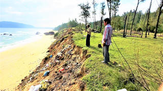Quảng Ngãi: Thường trực nỗi lo sạt lở bờ biển