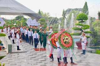 Bình Thuận: Viếng các anh hùng liệt sĩ và Chủ tịch Hồ Chí Minh nhân Ngày 27/7