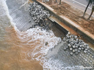 Thanh Hoá: Kè phòng hộ vừa làm xong đã sụt lún, phải bóc dỡ để làm lại