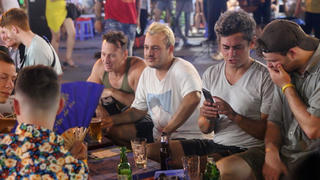 Chật vật đón khách quốc tế giữa mùa cao điểm