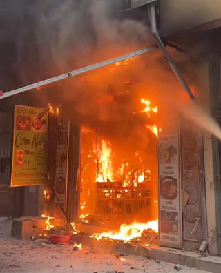 Hà Nội: Cháy nhà lúc sáng sớm, 5 người thoát nạn