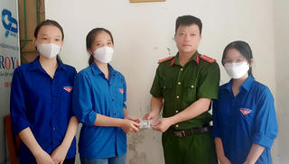 Nhặt được bọc tiền, 3 nữ sinh báo công an tìm người trả lại