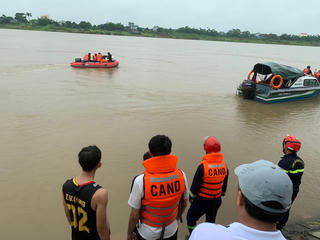 Nam Định: Cả xóm đi quyên góp kinh phí tìm 4 láng giềng mất tích trên sông