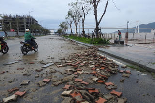 Đà Nẵng: Sóng lớn, triều cường tàn phá hạ tầng giao thông bờ Tây sông Hàn
