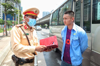 Phân luồng xe khách, 'dẹp' xe dù bến cóc trên đường Phạm Hùng