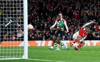 Arsenal bị loại khỏi Europa League sau loạt sút luân lưu