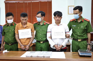 Lai Châu: Bắt hai đối tượng mang 16 bánh heroin đi bán
