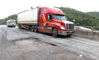 'Ổ voi, ổ gà' cản trở lưu thông