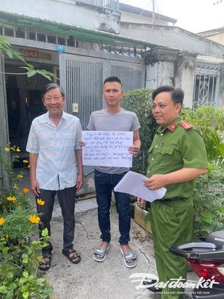 Bị phạt vì dán quảng cáo 'bẩn', nam thanh niên về quê xin việc làm