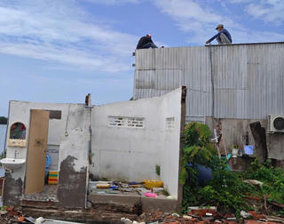 Sạt lở nghiêm trọng ở Cà Mau, 5 căn nhà bị trôi sông