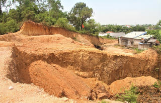 Quảng Nam: Khai thác đất trái phép ở đồi Bồ Bồ