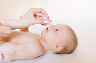 Sử dụng thuốc nhỏ mắt cho trẻ em đúng cách