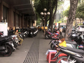 Thu phí lòng đường, vỉa hè vẫn gặp khó