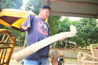 Quảng Nam: Người đàn ông khuyết tật đóng bàn ghế từ gốc tre