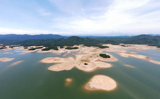 [Ảnh] Cận cảnh hồ Kẻ Gỗ cạn trơ đáy, nguy cơ xuống mực nước chết