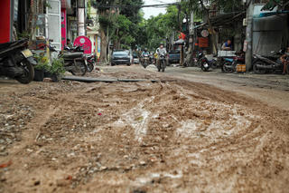 Hà Nội: Đường Thanh Bình bị đào bới  gây mất an toàn giao thông