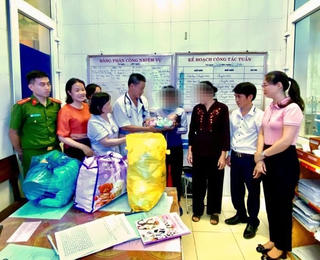 Bé sơ sinh bị bỏ rơi bên bờ ruộng được người thân đón về chăm sóc