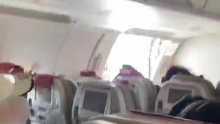 Máy bay Hàn Quốc bung cửa thoát hiểm khi chưa hạ cánh