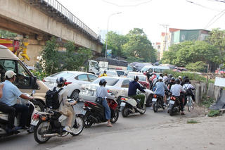 Hà Nội: Ùn tắc triền miên tại 'nút thắt' ngã ba chợ Tân Xuân
