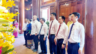 Chủ tịch Ủy ban Bảo vệ Cách mạng Cuba dâng hoa, dâng hương tại Khu di tích Kim Liên