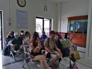 Gần đến dịp nghỉ lễ 30-4 và 1-5, bến tàu đã đông đúc 