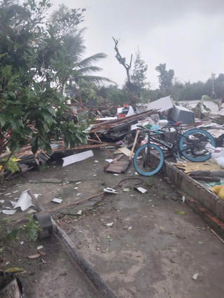 Lốc xoáy làm thiệt hại 15 căn nhà ở Cà Mau