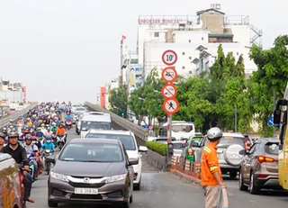 Điểm đen tai nạn giao thông trên cầu vượt thép nút giao Cộng Hòa - Hoàng Hoa Thám