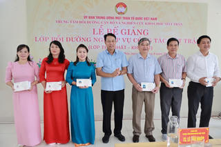 Bế giảng Lớp bồi dưỡng nghiệp vụ công tác Mặt trận Lớp thứ nhất – Khóa XI