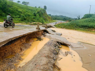 Quảng Trị: Ứng cứu kịp thời 4 thanh niên cố tình lái xe ô tô qua cầu tràn ngập nước