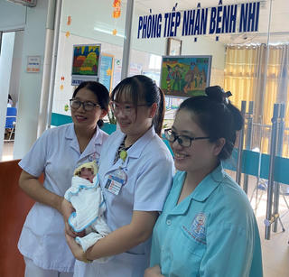 Quảng Trị: Chăm sóc, điều trị thành công cháu bé sinh non nặng 670 gram