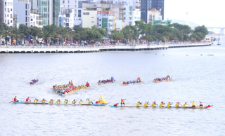 Đua thuyền truyền thống trên sông Hàn mừng Quốc khánh 2/9