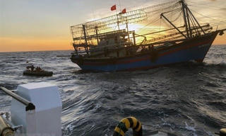 Bão số 4 giật cấp 15 gây sóng lớn, biển động dữ dội