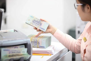 Lãi suất tiết kiệm tiếp tục lao dốc