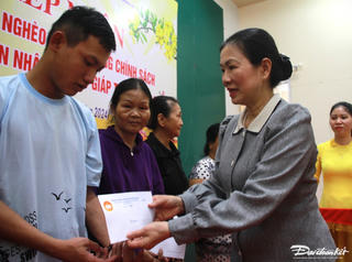 Phó Chủ tịch Trương Thị Ngọc Ánh tặng quà Tết cho hộ nghèo ở Quảng Ngãi