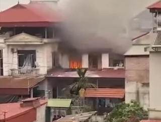 Hà Nội: Ngôi nhà bùng cháy sau tiếng nổ lớn, một người tử vong