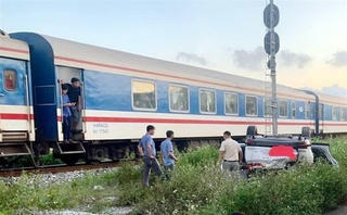 6 người thoát nạn trong vụ tàu hỏa đâm văng ô tô tại Nam Định