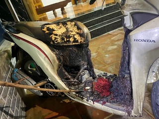 Mang dầu hoả đi đốt xe máy người khác do mâu thuẫn tình cảm