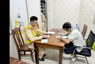 Hà Nội: Bắt xe quá tải, CSGT phát hiện tài xế dương tính với chất ma túy