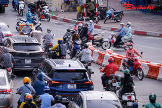 Thí điểm tổ chức giao thông tại nút Ngã Tư Sở, người dân nối đuôi đi ngược chiều