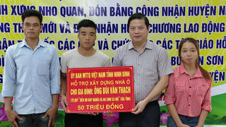 Ninh Bình: Trao tặng 3 ngôi nhà Đại đoàn kết cho người nghèo