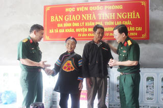 Học viện Quốc phòng bàn giao 2 “Nhà tình nghĩa” tặng người dân Mường Khương, Lào Cai