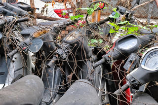 Hà Nội: Bãi giữ xe vi phạm giao thông quá tải, phủ đầy cỏ dại 