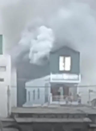 Cháy nhà nuôi chim yến ở chợ Láng Tròn, khói cao hàng chục mét