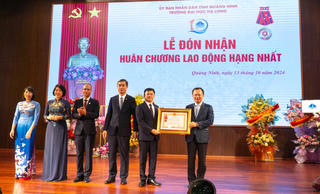 Trường Đại học Hạ Long đón nhận Huân chương Lao động hạng Nhất