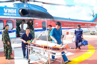 3 bệnh nhân nặng được trực thăng chuyển từ Trường Sa về đất liền điều trị