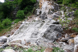 Quảng Bình: Phá huỷ khối đá nặng 300 tấn có nguy cơ sạt lở ở Phong Nha